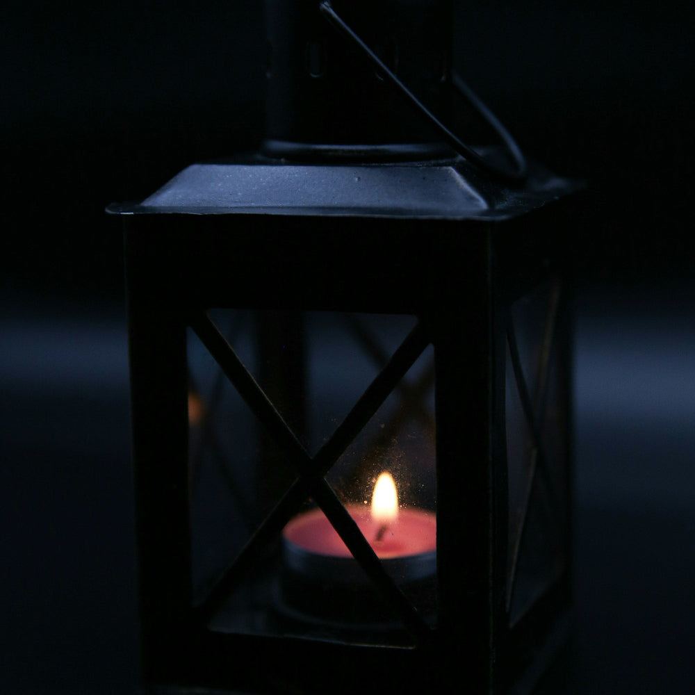 Candle with notes of black cypress, cassis black currant, sage and lavender.